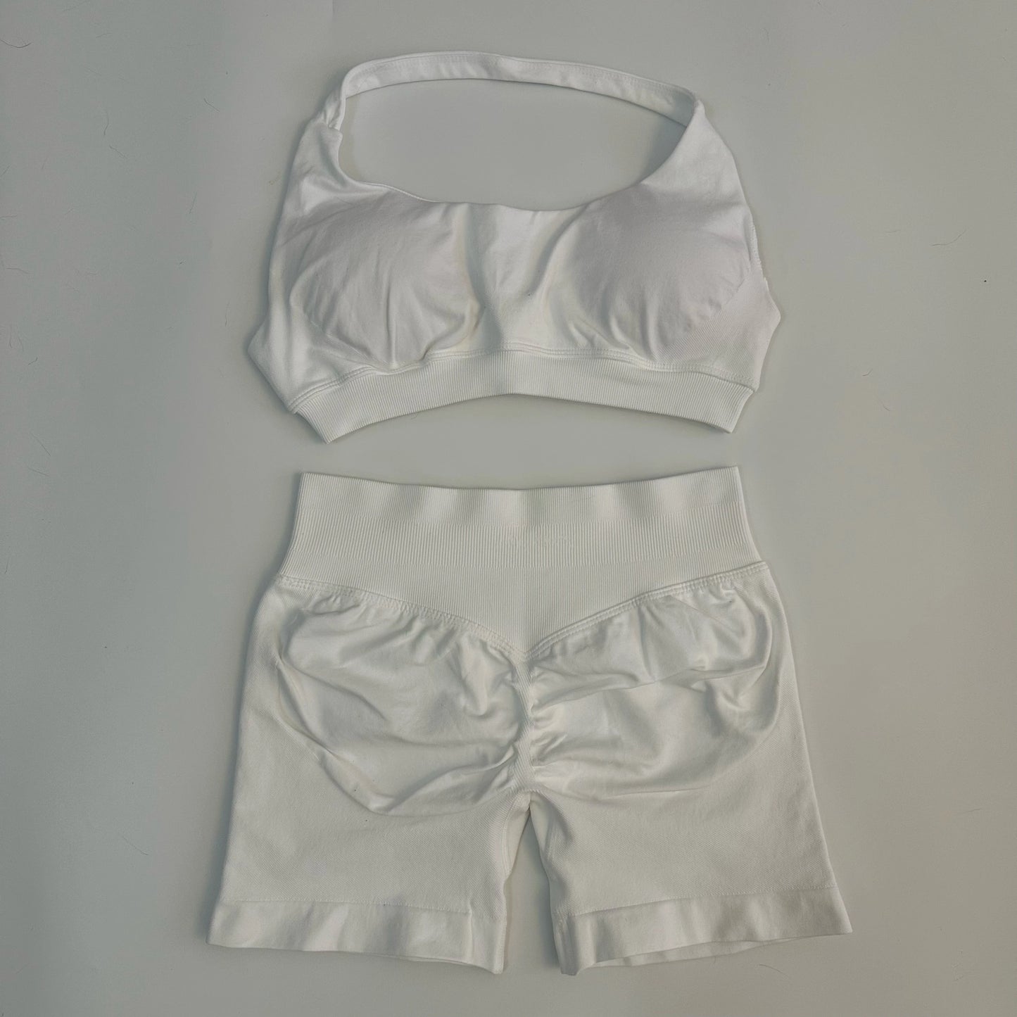 - Ensemble sport deux pièces brassière et short -