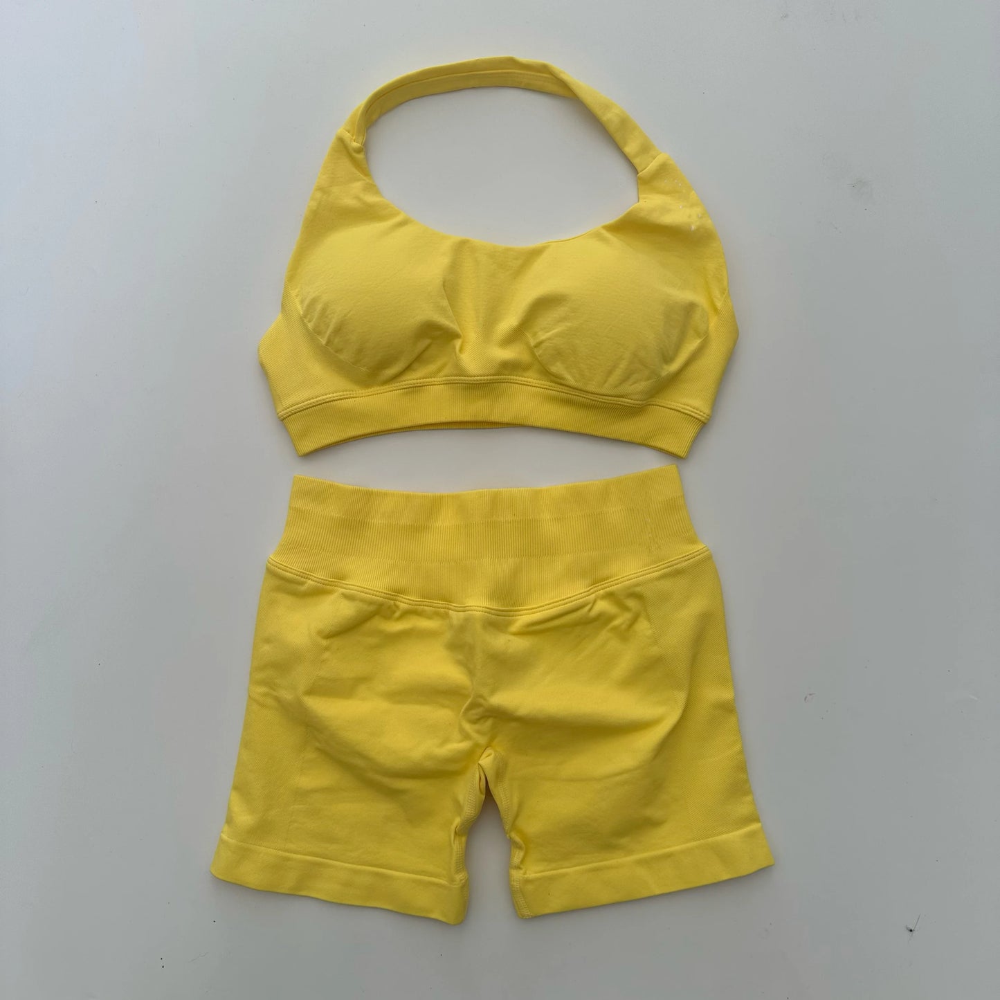 - Ensemble sport deux pièces brassière et short -